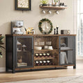 Flaschenablagen und Holzoptik an dem Sideboard