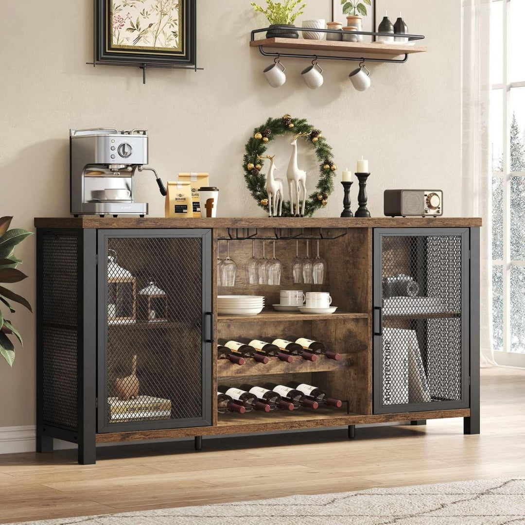 Flaschenablagen und Holzoptik an dem Sideboard