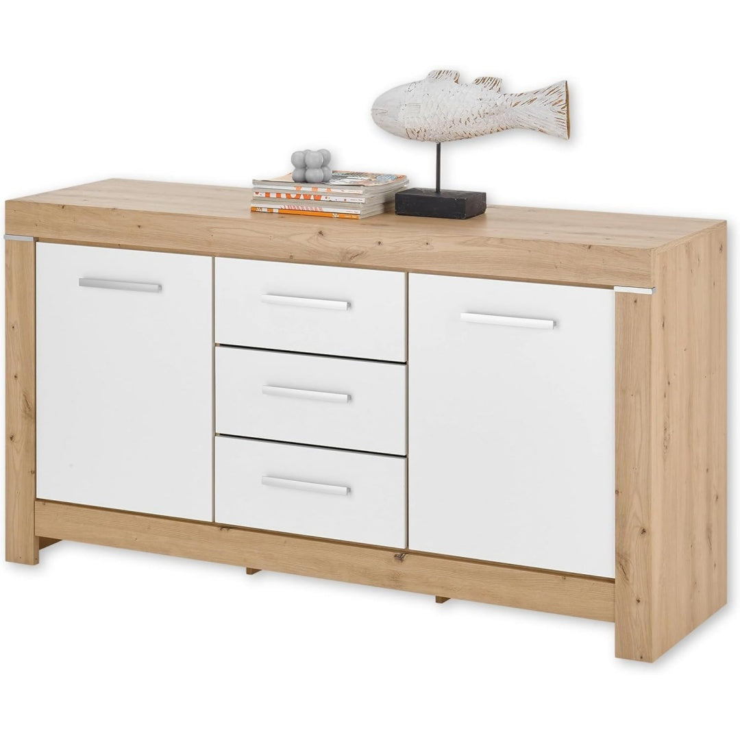 Das Sideboard zeigt geschlossenen Stauraum in Weiss und Eichenbraun