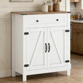 Schubladen und verstellbare Ablagen an dem Sideboard