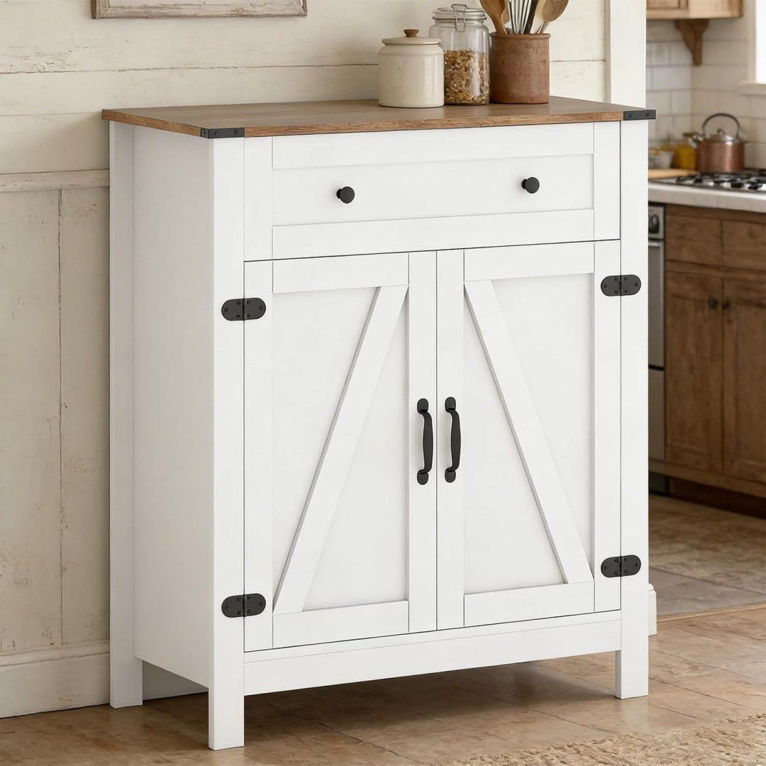 Schubladen und verstellbare Ablagen an dem Sideboard