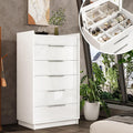 Ein Spiegel und glaenzende Oberflaechen an dem Sideboard