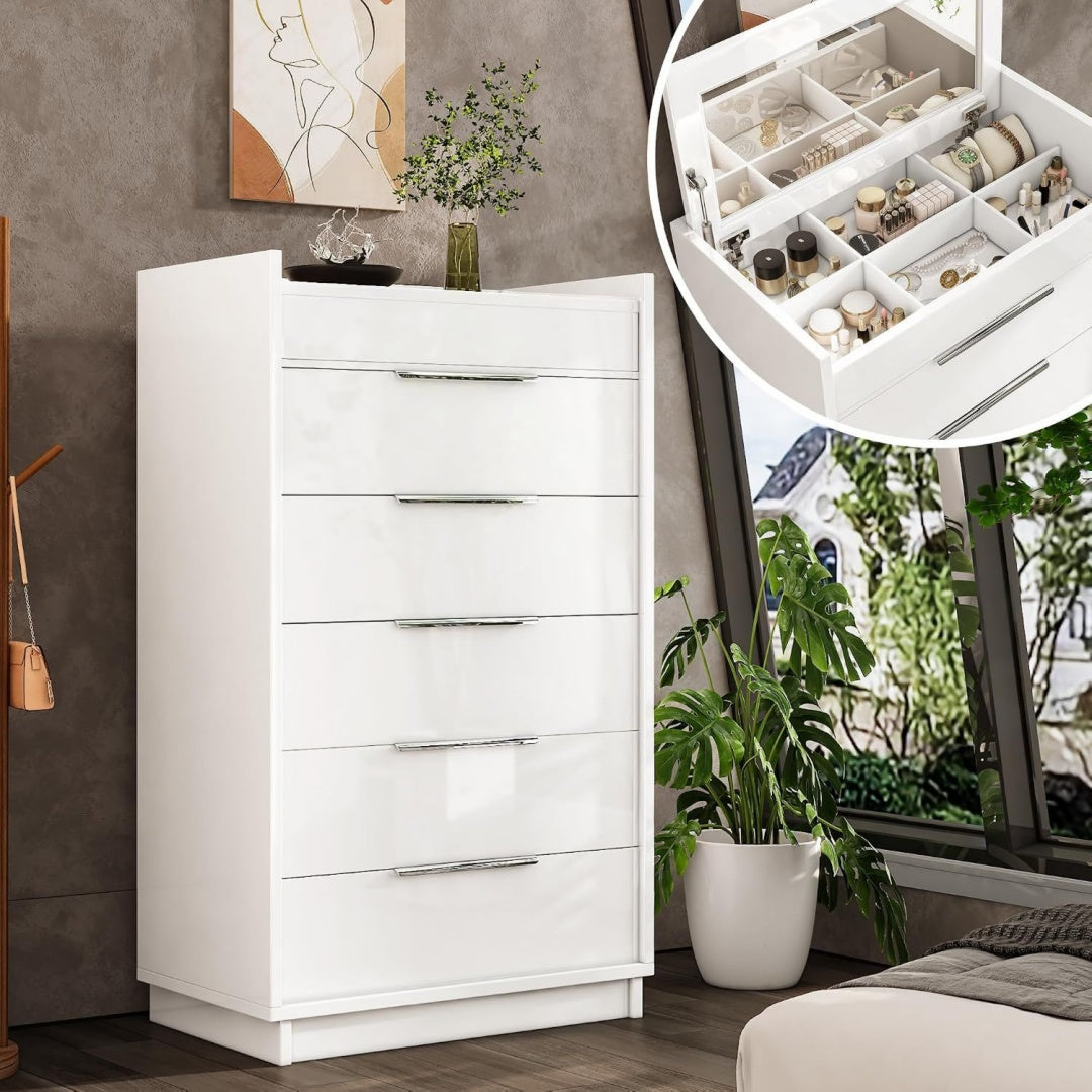 Ein Spiegel und glaenzende Oberflaechen an dem Sideboard