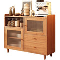 Sideboard verbindet Holzbeine und Flechtoptik